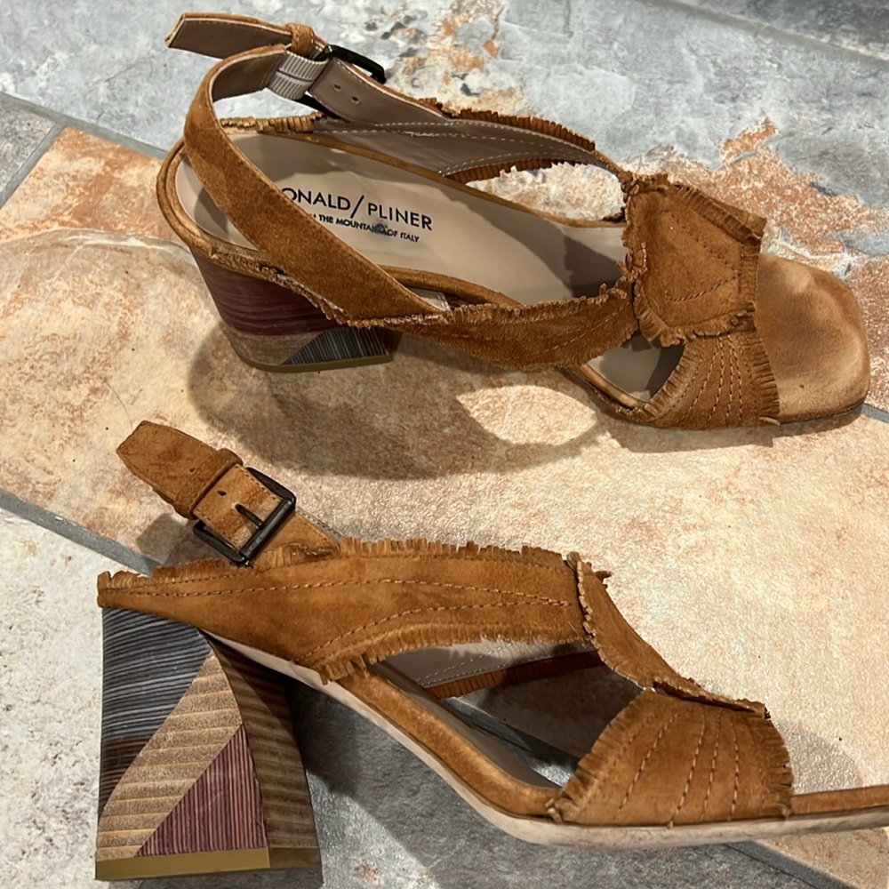Donald Pliner Sandals Size 8 Medium - Picture 2 of 3